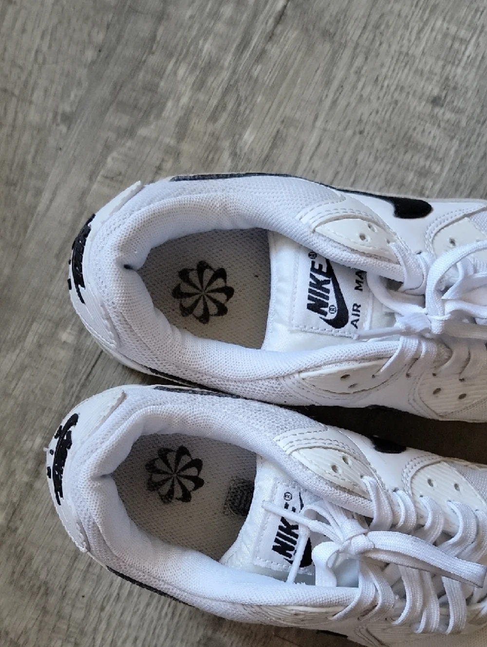 Women's 8.5 Nike White and Black Air Max Sneakers